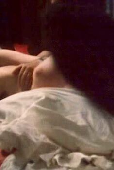 Голая Фиби Николлс в фильме «Острие пера», 1980