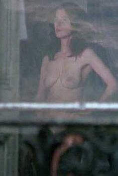 Голая Финола Джерати в фильме «Битлз. Четыре плюс один (Пятый в квартете)», 1994