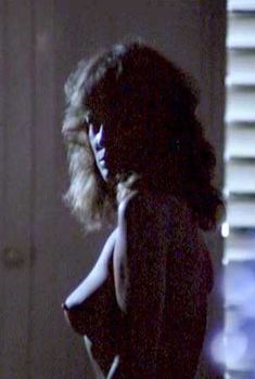 Голая Фиона Льюис в фильме «Тигровая акула», 1977
