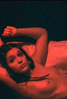 Голая Флора Диаз в фильме «Любимец женщин», 2002