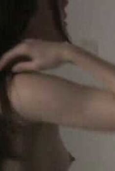 Голая Флоранс Луаре в фильме «Авантюра», 2005