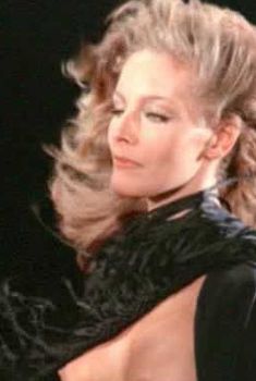 Голая Флоринда Болкан в фильме «Торговля кожей», 2014