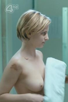 Голая Фэй Марсей в сериале «Клей», 2014