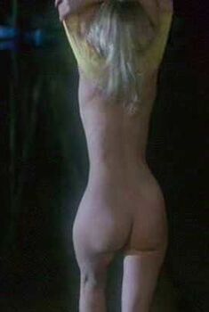 Голая Хайди Козак в фильме «Пятница 13-е – Часть 7. Новая кровь», 1988