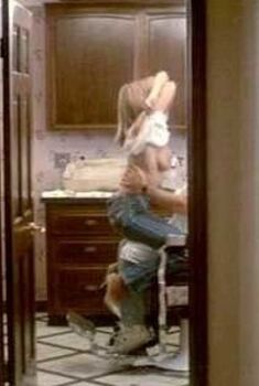 Голая Хайди Пейн в фильме «До мозга костей», 1989