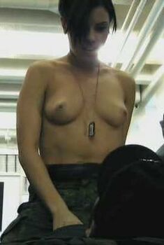 Голая Хайди Хоукинс в фильме «Разведка 2022. Инцидент меццо», 2007