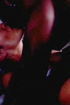 Голая Ханна Ли в фильме «Убить демона», 2004