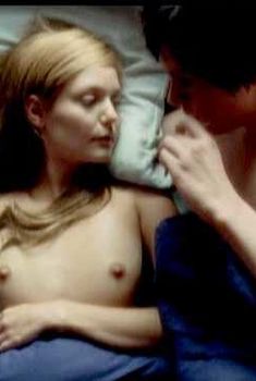 Голая грудь Ханны Р. Холл в фильме «Ускользающее счастье», 2010