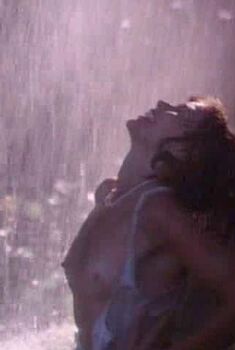 Голая Харли МакБрайд в фильме «Молодая леди Чаттерлей», 1977