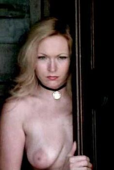 Голая Хезер Ли в фильме «Чёрный шампунь», 1976