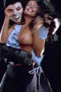 Голая Хезер Тинделл в фильме «Закулисные убийства», 2002