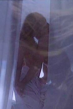 Голая Хезер Томас в фильме «Горячая американская кровь», 1990