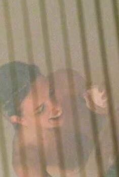 Голая Хейди Андрол в фильме «Недетское кино», 2001