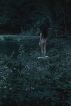 Голая Хейли Этвелл в сериале «Столпы Земли», 2010