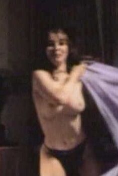 Голая Хелен Бексендейл в фильме «Больше вита», 1996