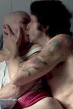 Голая Хелен Ривз в фильме «Красный Холм», 2011