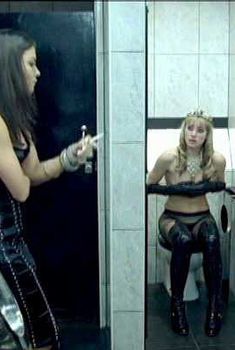 Голая Холли Уэстон в фильме «Грязь и мудрость», 2008