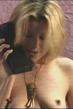 Голая Холли Халливуд в фильме «Грязные блондинки», 2011