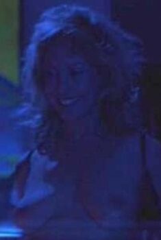 Голая Хыла Мэрроу в фильме «Каратели», 1982