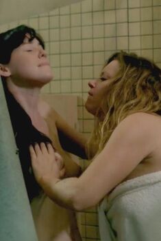 Голая Хэйзел Ханисакл в сериале «Оранжевый — хит сезона», 2013