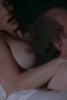 Чарли Спрэдлинг показала голую грудь в фильме «Джонни Стервятник», 1998