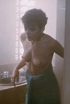 Голая Чек Веррелл в фильме «Охота на роботов», 1984