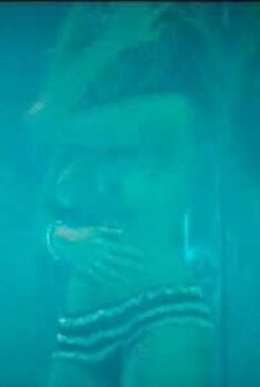 Голая Шарлин Битон в фильме «Август», 2008