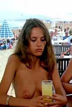 Голая Шарлотт Кади в фильме «Год медуз», 1984