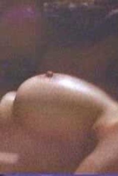 Голая Шарлотта Льюис в фильме «Стеклянная клетка», 1996