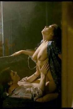 Голая Шемсс Ода в фильме «А давайте жить все вместе.», 2011