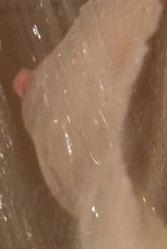 Голая Шеннон Хатчинсон в фильме «Я знаю, что вы снимали этим летом», 2000