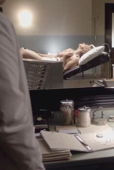 Голая Шерил Брикер в сериале «Мастера секса», 2013