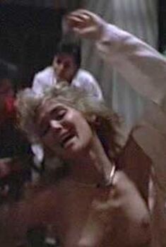 Голая Шерил Бэйкер в фильме «Крепкий орешек», 1988