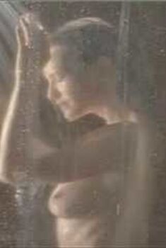 Голая Шерил Поллак в фильме «Без всяких условий», 1997