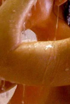 Голая Шерил Рени в фильме «Убийца с топором», 2003