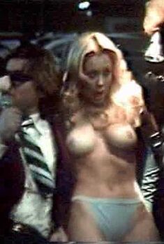 Голая Шерил Риксон в фильме «Подержанные автомобили», 1980