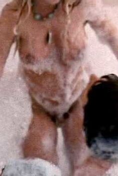 Голая Шерил Смит в фильме «Месть девочек из группы поддержки», 1976