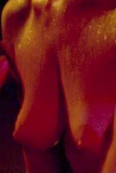 Голая Шерили Тэйлор в фильме «Покидая Метрополис», 2002