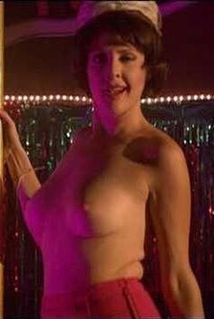 Голая Ши Александр в фильме «Призраки не спят», 2005