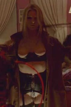 Голая Шиван Бурк в фильме «Добро пожаловать в рай», 2014