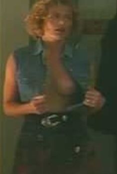 Голая Шири Дж. Уилсон в фильме «Прошедшее время», 1994