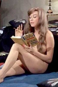 Голая Ширли МакЛейн в фильме «Семь раз женщина», 1967