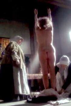 Голая Ширли МакЛейн в фильме «Судебный процесс над салемскими ведьмами», 2002