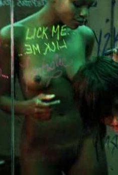 Голая Шэй Кингстон в сериале «Секс в другом городе», 2004