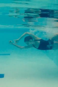 Голая Шэнна Коллинз в фильме «Соседки по комнате», 2011