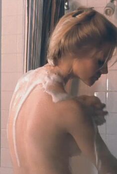 Голая Шэннон Твид в фильме «Неизвестная тварь», 1983