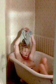 Голая Шэннон Твид в фильме «Электра», 1996