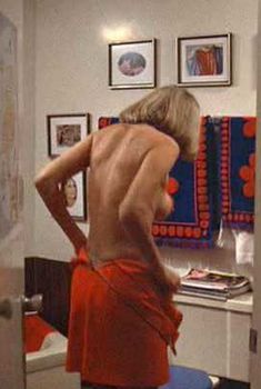 Голая Шэрон Кларк в фильме «Спасатель», 1976