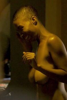 Голая Эбигейл Уэйк в сериале «Королевство», 2014