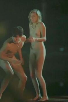 Голая Эвелин Босманс в фильме «Марина», 2013